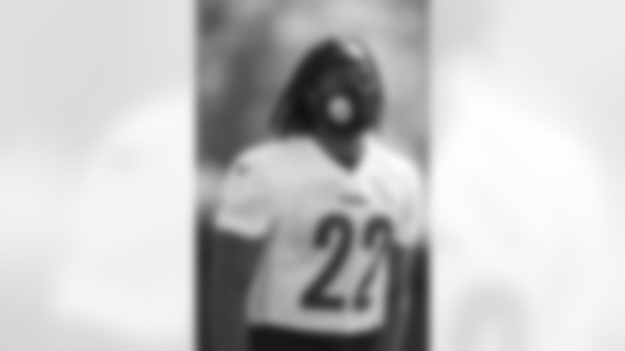 Pittsburgh Steelers running back Najee Harris (22) practices at the UPMC Rooney Sports Complex during rookie minicamp, Friday, May 14, 2021 in Pittsburgh, PA. (Karl Roser / Pittsburgh Steelers)
