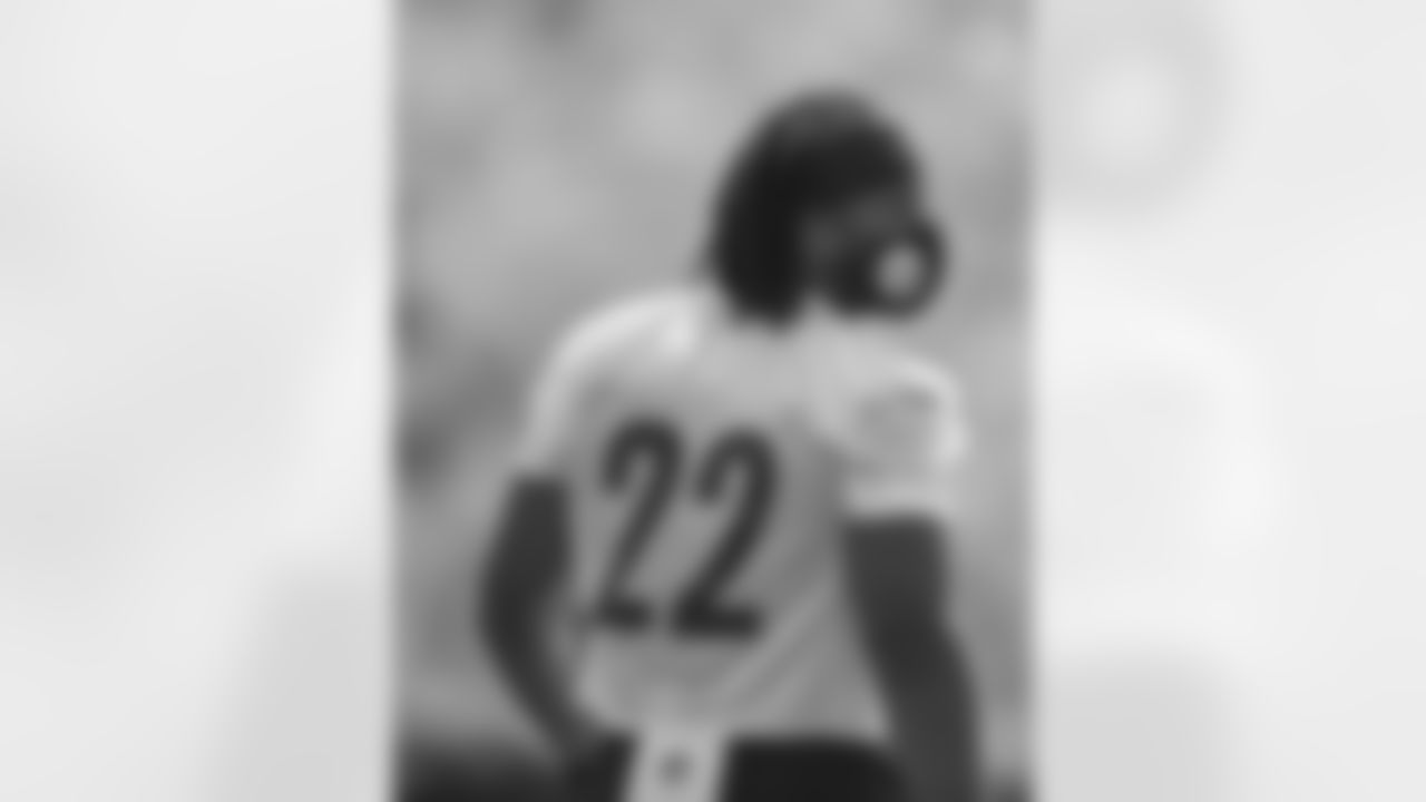 Pittsburgh Steelers running back Najee Harris (22) practices at the UPMC Rooney Sports Complex during rookie minicamp, Friday, May 14, 2021 in Pittsburgh, PA. (Karl Roser / Pittsburgh Steelers)