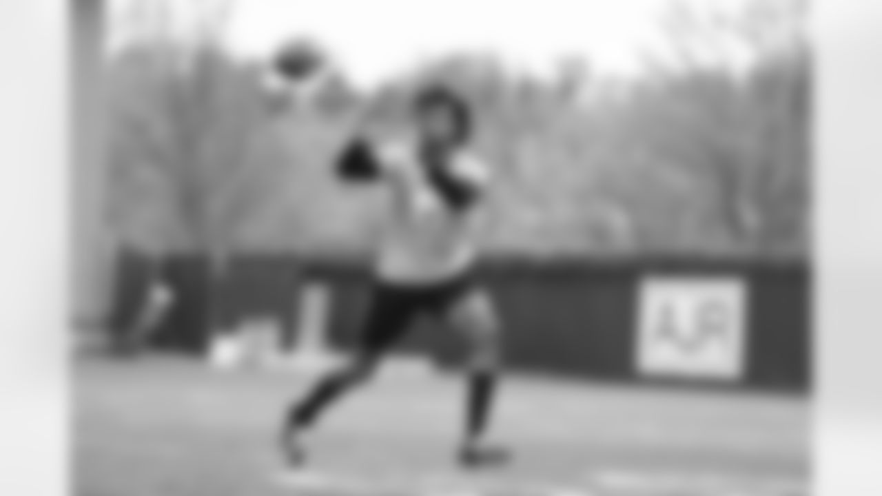 Pittsburgh Steelers wide receiver Tyler Vaughns (80) participates in Phase Two of the voluntary offseason workout program, Tuesday May 3, 2022 at the UPMC Rooney Sports Complex. (Karl Roser / Pittsburgh Steelers)
