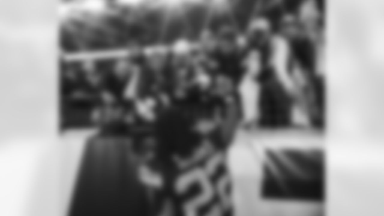 Pittsburgh Steelers running back Najee Harris (22) with fans during a regular season game between the Pittsburgh Steelers and the Chicago Bears, Monday, Nov. 8, 2021 in Pittsburgh, PA. The Steelers beat the Bears 29-27. (Caitlyn Epes / Pittsburgh Steelers)