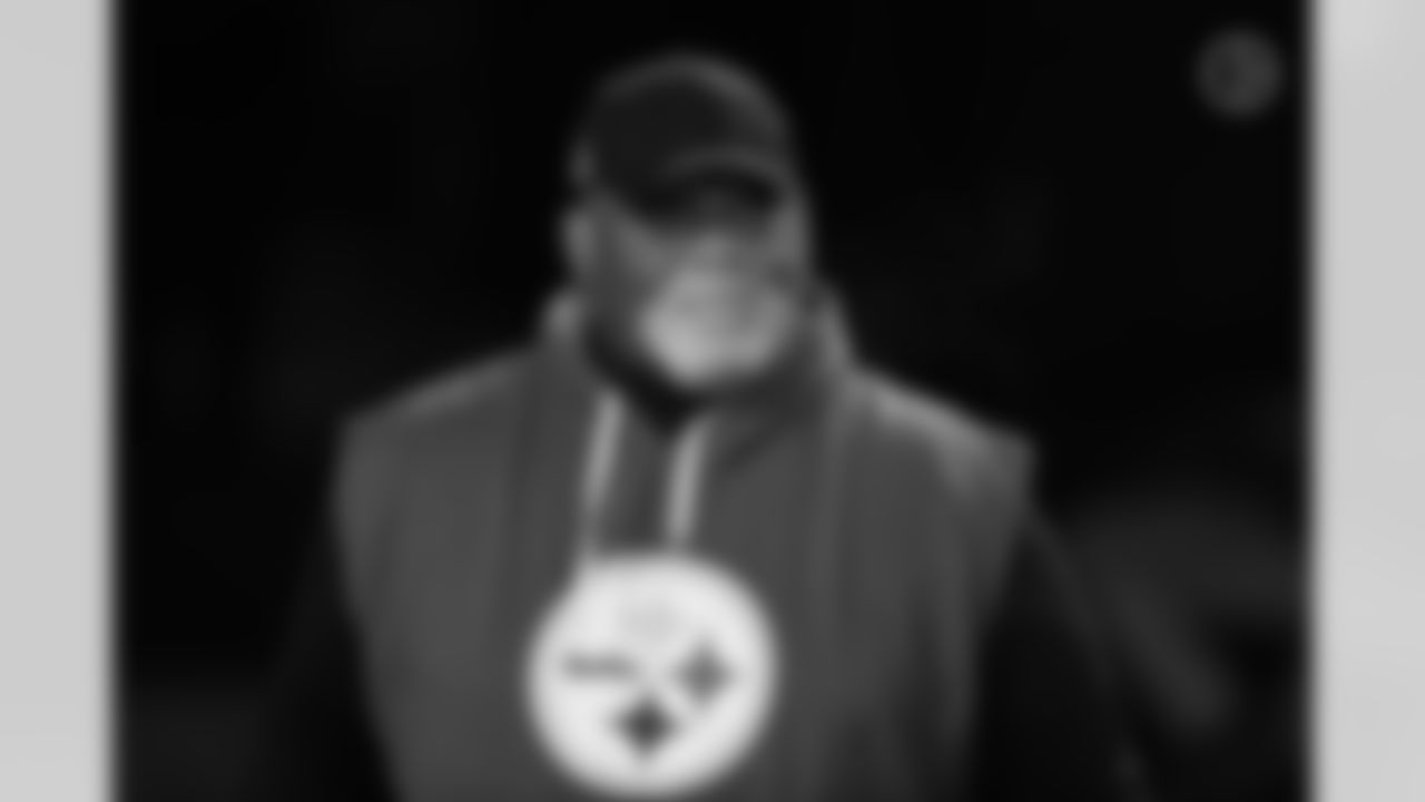 Pittsburgh Steelers Defensive Line Coach Karl Dunbar during a postseason Wild Card Round game between the Pittsburgh Steelers and the Kansas City Chiefs, Sunday, Jan. 16, 2022 in Kansas City, MO. (Karl Roser / Pittsburgh Steelers)