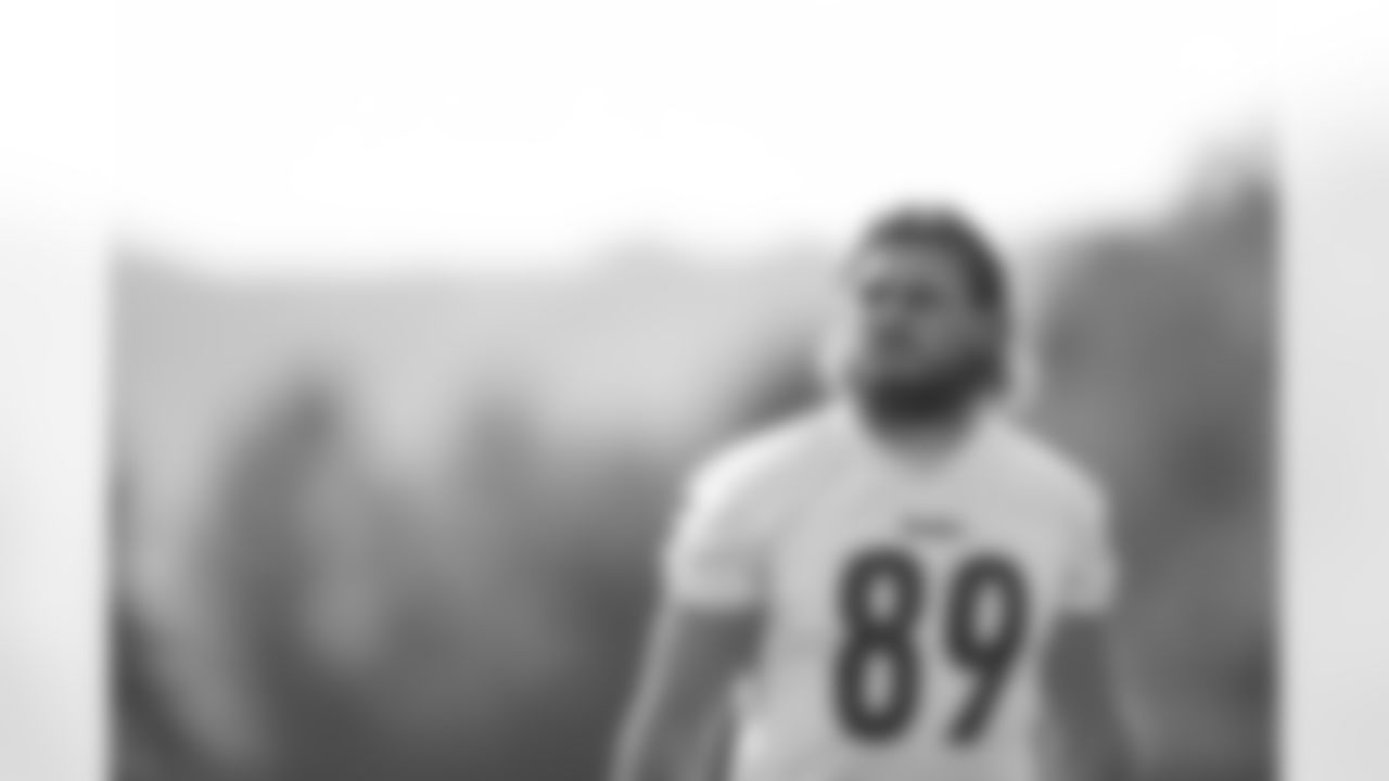 Pittsburgh Steelers tight end Vance McDonald (89) practices at the UPMC Rooney Sports Complex preparing for a Week 3 matchup against the Houston Texans, Friday, Sept. 25, 2020 in Pittsburgh, PA. (Karl Roser / Pittsburgh Steelers)