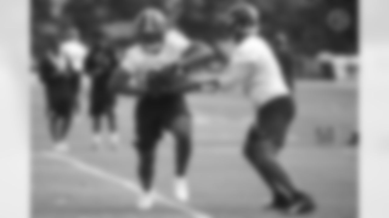 Pittsburgh Steelers running back Najee Harris (22) and Pittsburgh Steelers quarterback Roland Rivers (8) practice at the UPMC Rooney Sports Complex during rookie minicamp, Friday, May 14, 2021 in Pittsburgh, PA. (Caitlyn Epes / Pittsburgh Steelers)
