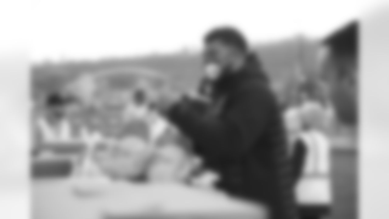 Pittsburgh Steelers defensive tackle Cameron Heyward (97) serving the Pittsburgh community.