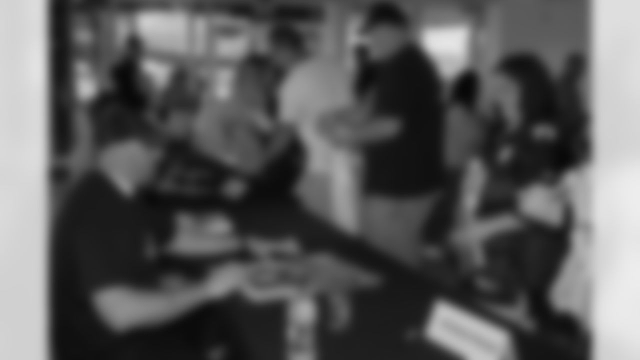 08_DraftDay_HeinzField_dh_333