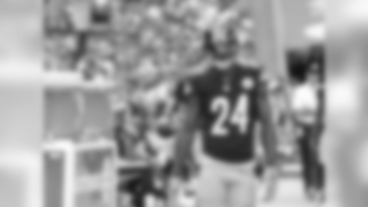 Ike Taylor paces the sidelines.