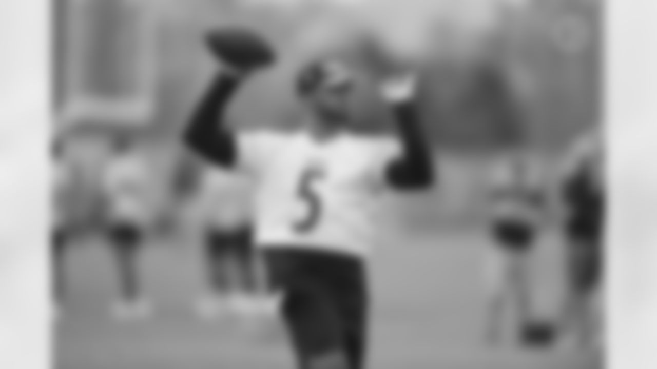 Pittsburgh Steelers quarterback Chris Oladokun (5) practices at the UPMC Rooney Sports Complex during rookie minicamp, Friday, May 13, 2022 in Pittsburgh, PA. (Karl Roser / Pittsburgh Steelers)
