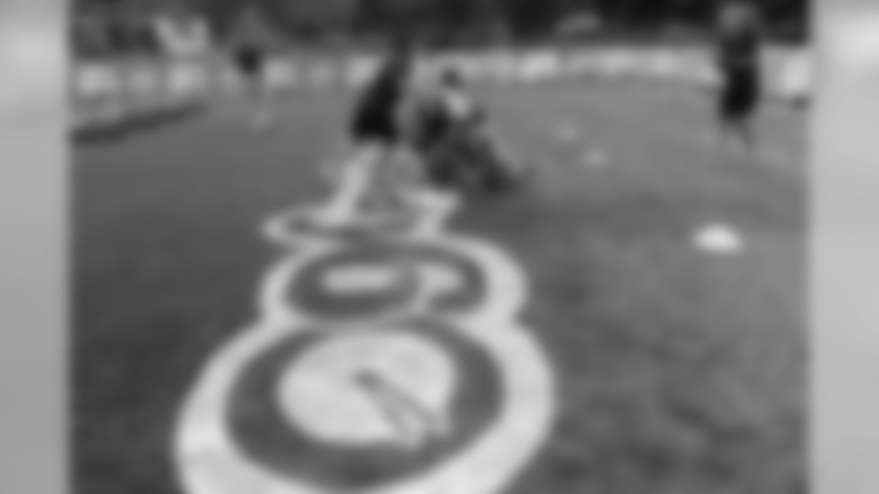 09_NFL_Clinic_Fans