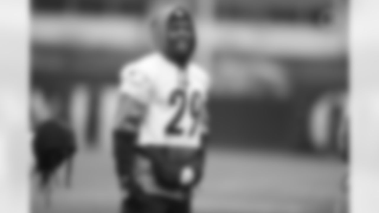 Pittsburgh Steelers running back Kalen Ballage (29) during practice at the UPMC Rooney Sports Complex preparing for a Week 11 matchup against the Los Angeles Chargers, Friday, Nov. 19, 2021 in Pittsburgh, PA. (Karl Roser / Pittsburgh Steelers)