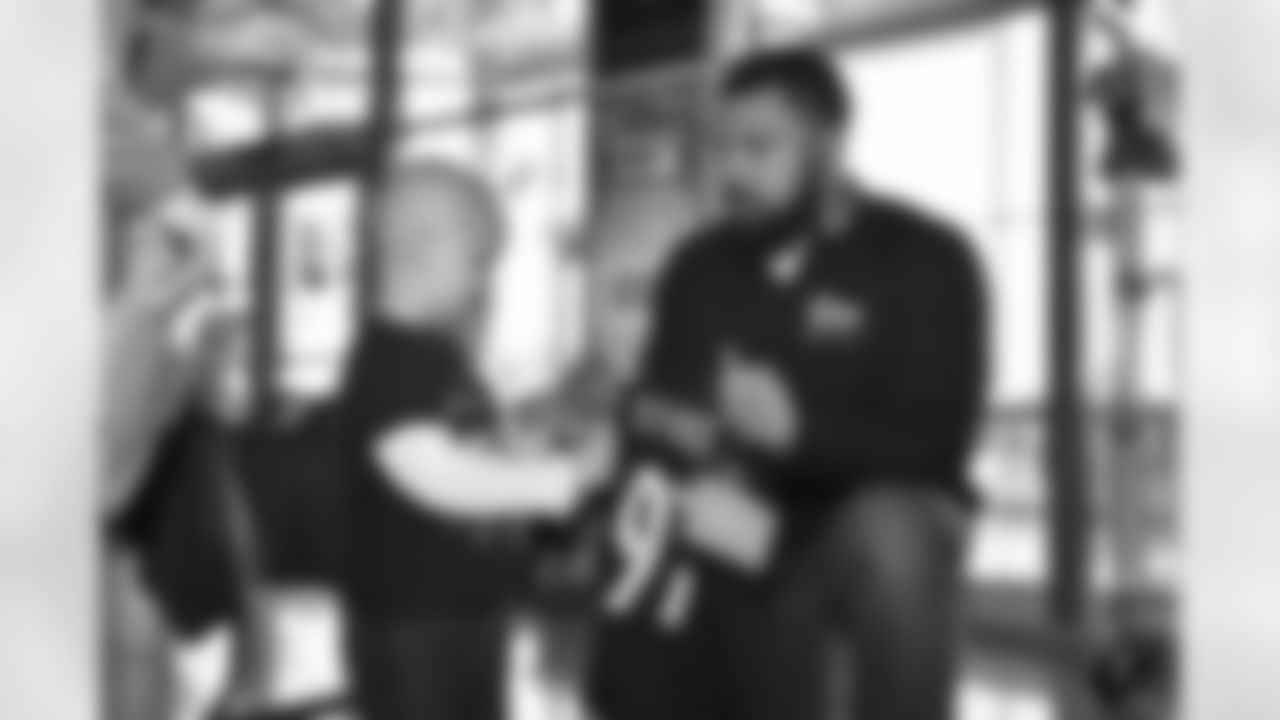 Pittsburgh Steelers defensive tackle Cameron Heyward (97) serving the Pittsburgh community.