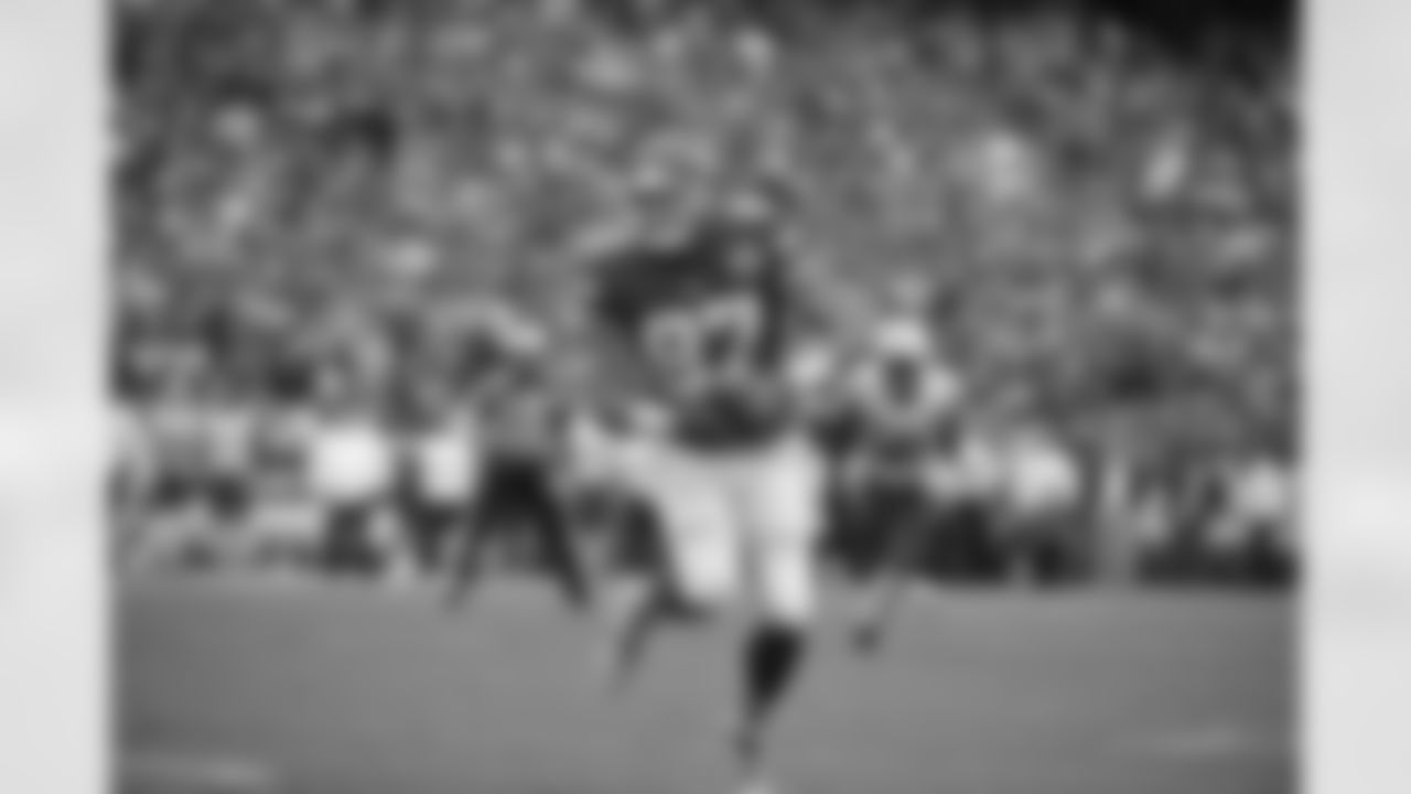 Chiefs WR Travis Kelce has a team-high 17 receptions for a team-high 197 receiving yards. Kelce has also hauled in 1 receiving touchdown on the season.