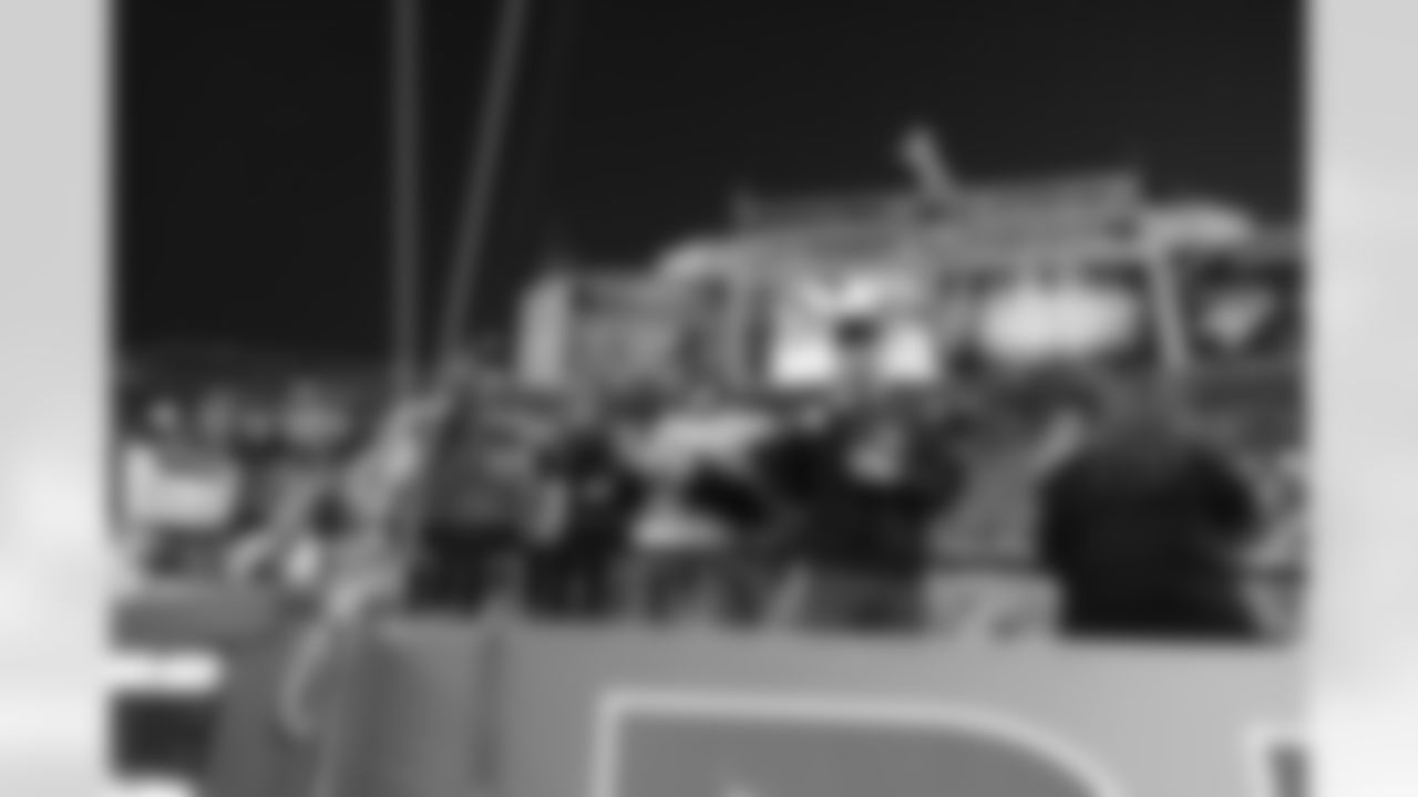 09_DEN_ Fans