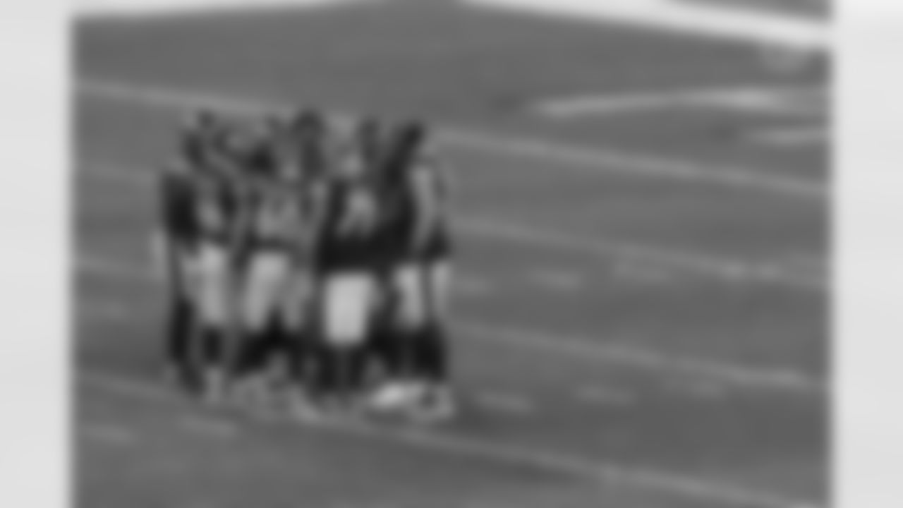 Pittsburgh Steelers offense huddles during a regular season game between the Pittsburgh Steelers and the Washington Football Team, Monday, Dec. 7, 2020 in Pittsburgh, PA. (Jared Wickerham / Pittsburgh Steelers)