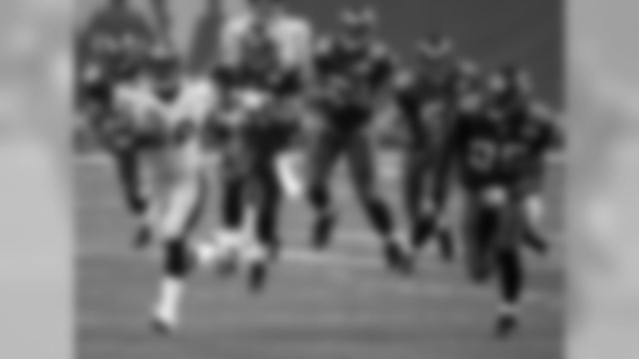 * FILE * Pittsburgh Steelers running back Willie Parker makes a 75-yard touchdown run as he's chased by Seattle Seahawks from left, LeRoy Hill (56), Michael Boulware (28), Bryce Fisher (94), Lofa Tatupu (51), and Etric Pruitt (35), from left, during the third quarter of the Super Bowl XL football game, in this Feb. 5, 2006 file photo, in Detroit. (AP Photo/Mark Humphrey)