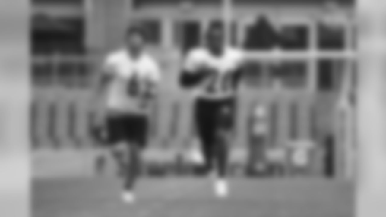 Pittsburgh Steelers quarterback Devlin Hodges (6) and Pittsburgh Steelers running back Anthony McFarland Jr. (26) train at Heinz Field during the Steelers 2020 Training Camp, Friday, July 31, 2020 in Pittsburgh, PA. (Karl Roser / Pittsburgh Steelers)