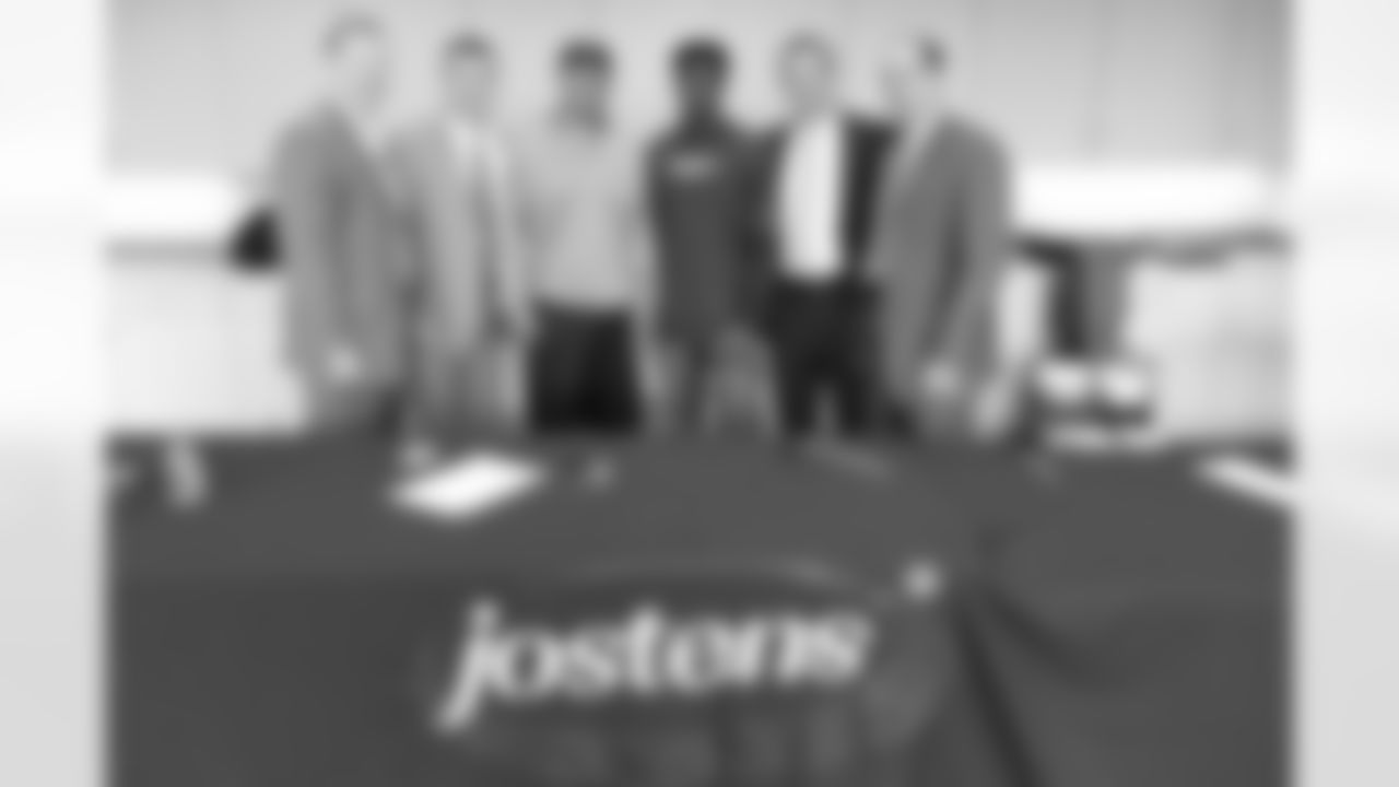 09_RingSizing2_dh_Holmes_Ward_JostensGuys