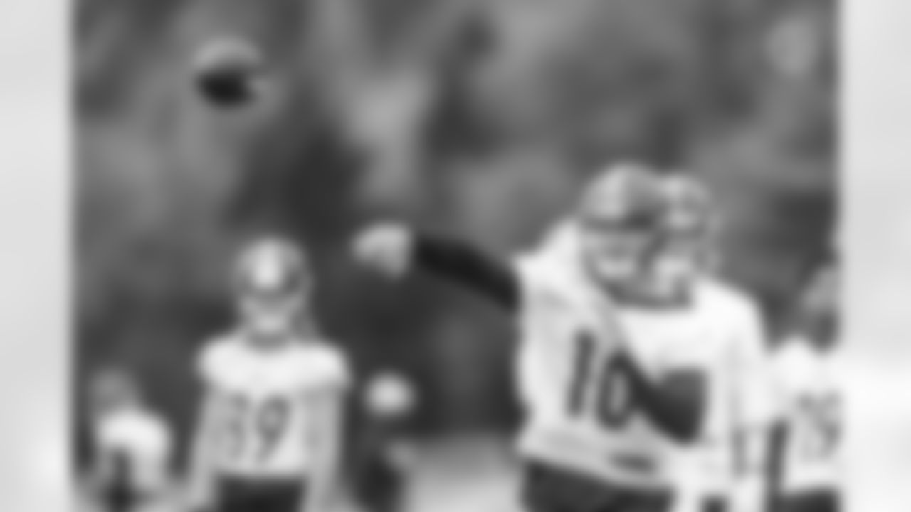 Pittsburgh Steelers quarterback Mitch Trubisky (10) during practice at the UPMC Rooney Sports Complex preparing for a Week 4 matchup against the New York Jets, Thursday, Sept. 29, 2022 in Pittsburgh, PA. (Abigail Dean / Pittsburgh Steelers)