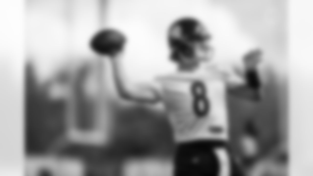 Pittsburgh Steelers quarterback Kenny Pickett (8) practices at the UPMC Rooney Sports Complex during rookie minicamp, Friday, May 13, 2022 in Pittsburgh, PA. (Karl Roser / Pittsburgh Steelers)