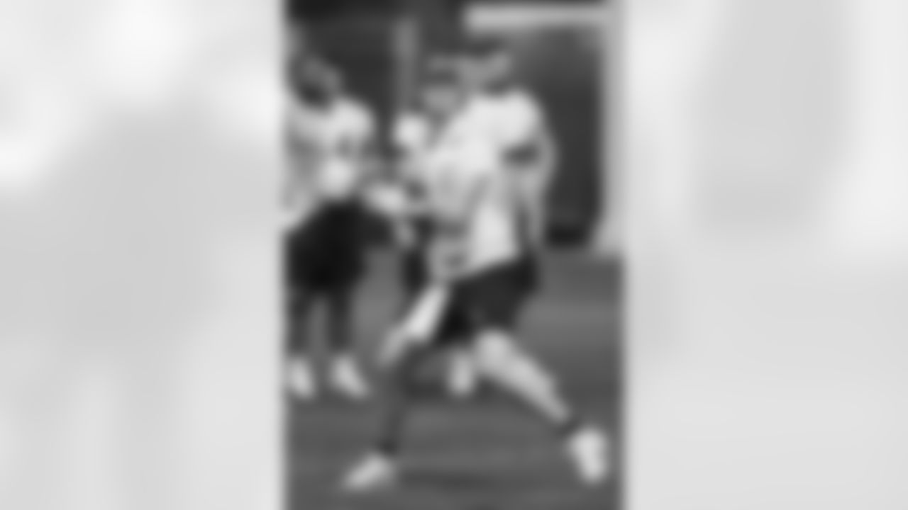 Pittsburgh Steelers quarterback Kenny Pickett (8) practices at the UPMC Rooney Sports Complex during rookie minicamp, Friday, May 13, 2022 in Pittsburgh, PA. (Karl Roser / Pittsburgh Steelers)