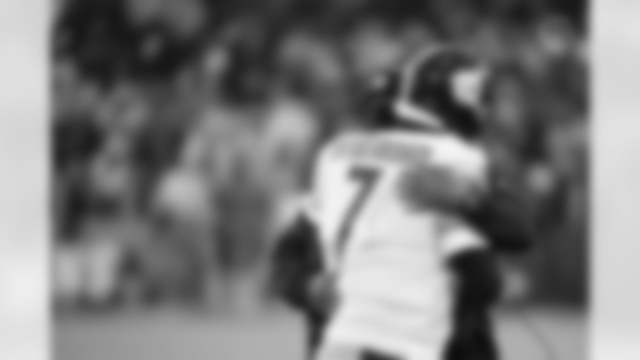 Pittsburgh Steelers quarterback Ben Roethlisberger (7) and Pittsburgh Steelers Head Coach Mike Tomlin during a regular season game between the Pittsburgh Steelers and the Baltimore Ravens, Sunday, Jan. 9, 2022 in Baltimore, MD. The Steelers beat the Ravens 16-13 in OT. (Caitlyn Epes / Pittsburgh Steelers)