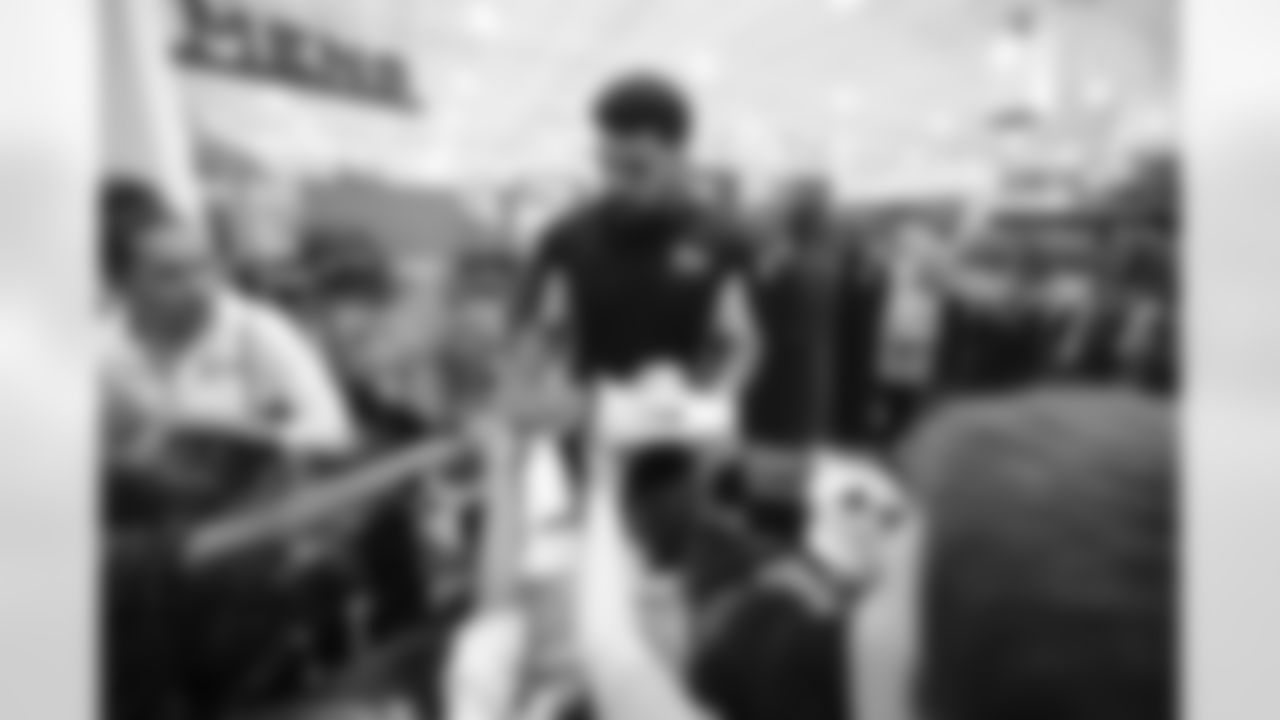 Pittsburgh Steelers defensive tackle Cameron Heyward (97) serving the Pittsburgh community.