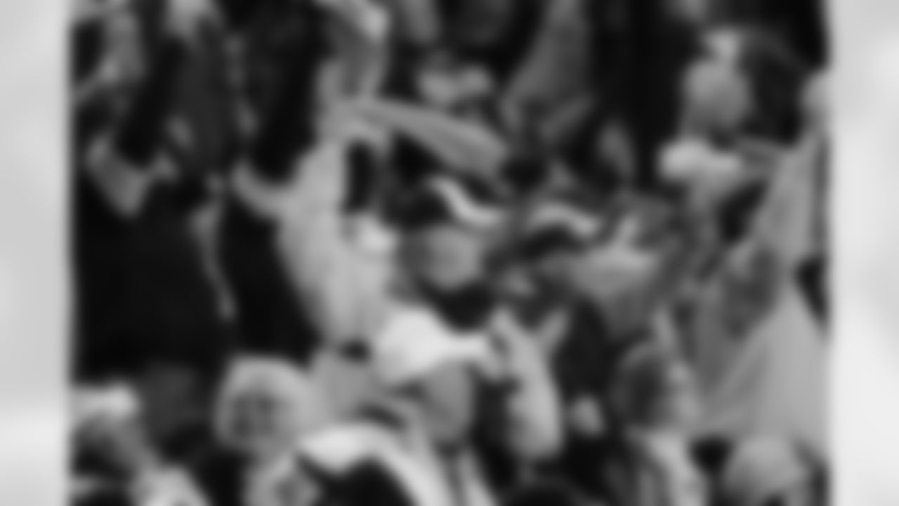 09_DEN_ Fans3