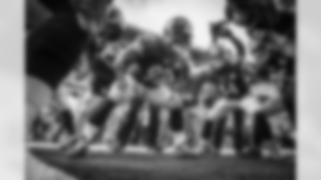 Linebacker huddle