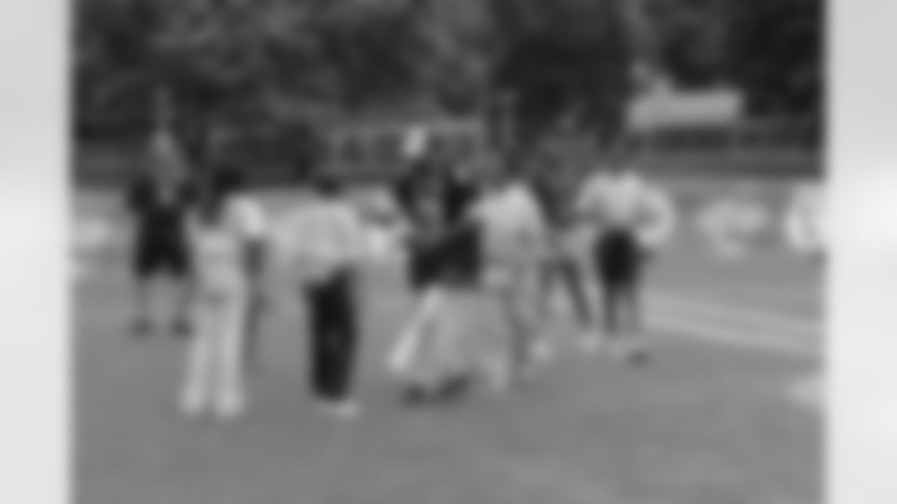 09_NFL_Clinic_Fans