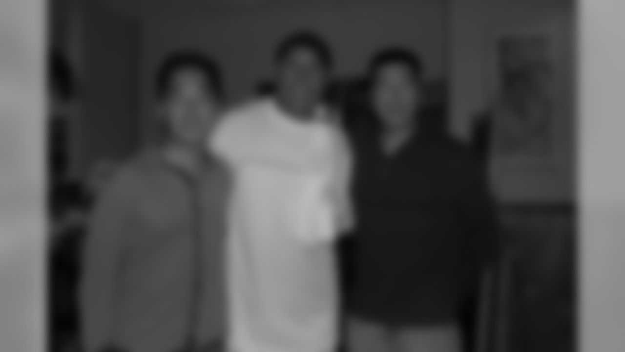 09_Hines_Ward_Helping_Hands