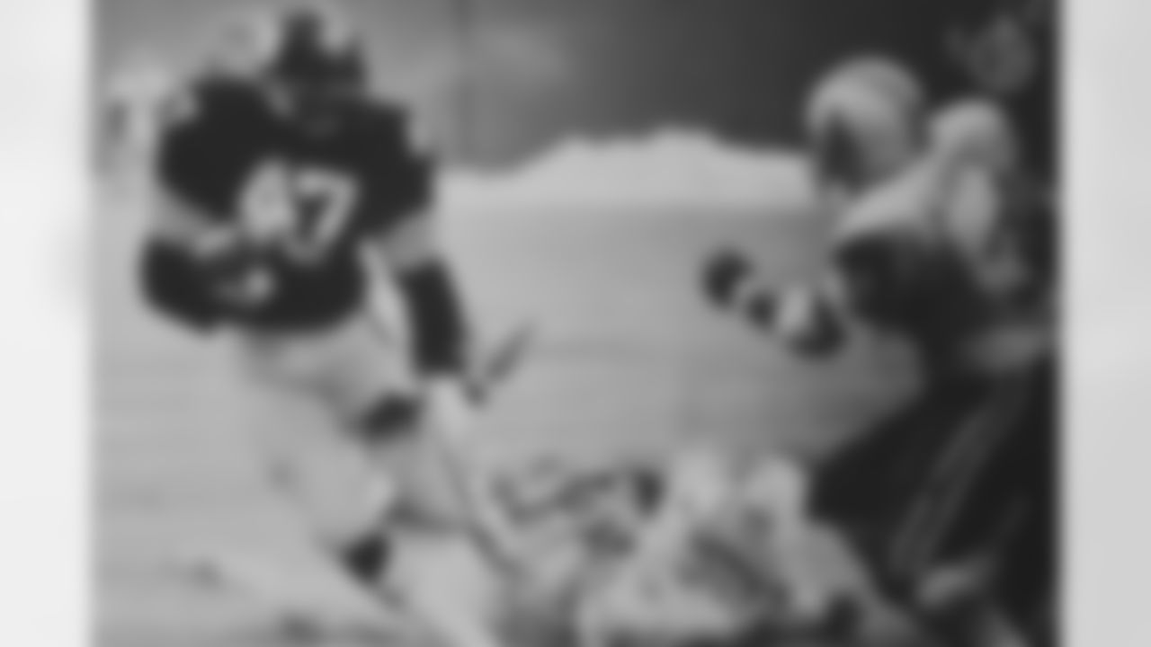 Mel Blount was inducted into the Pro Football Hall of Fame in 1989
