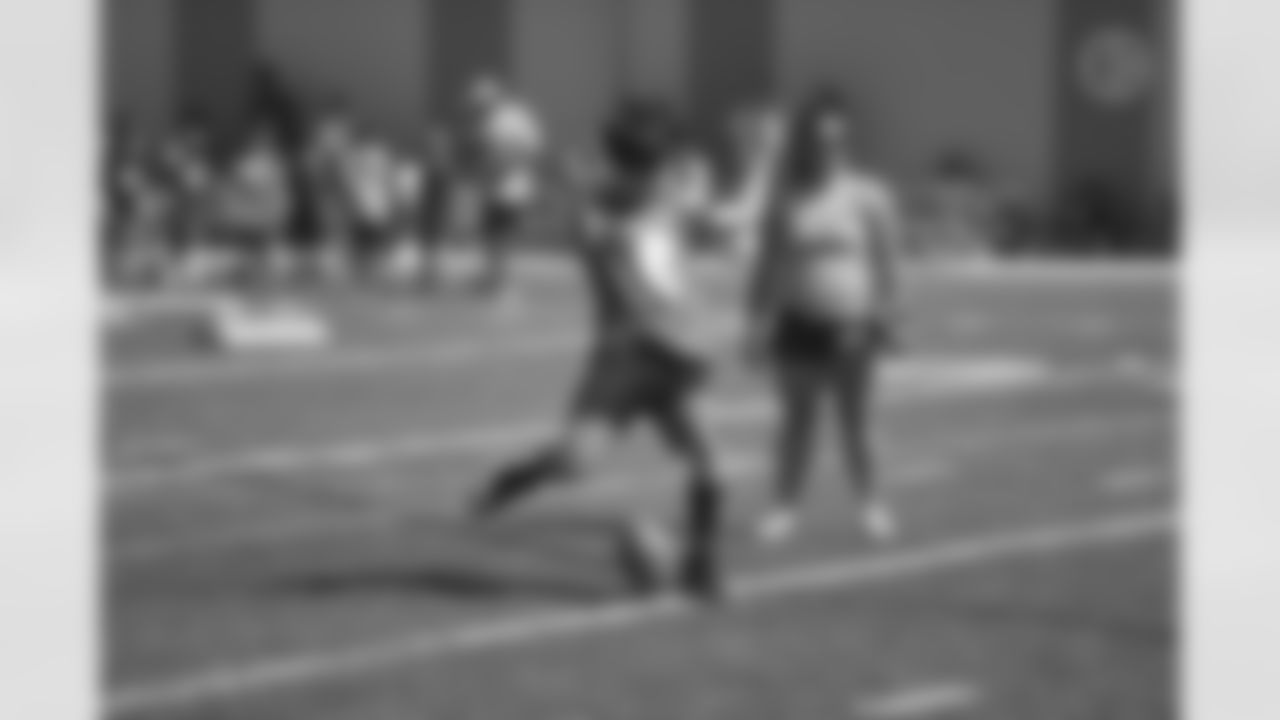 The Steelers host a 2021 Youth Football Camp at Highlands Sports Complex Monday, June 28, 2021 in Triadelphia, WV. (Caitlyn Epes / Pittsburgh Steelers)