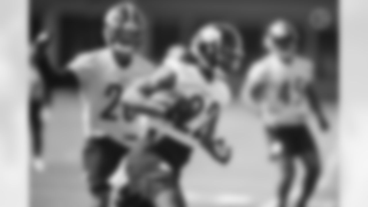 Pittsburgh Steelers running back Najee Harris (22) practices at the UPMC Rooney Sports Complex during rookie minicamp, Friday, May 14, 2021 in Pittsburgh, PA. (Karl Roser / Pittsburgh Steelers)