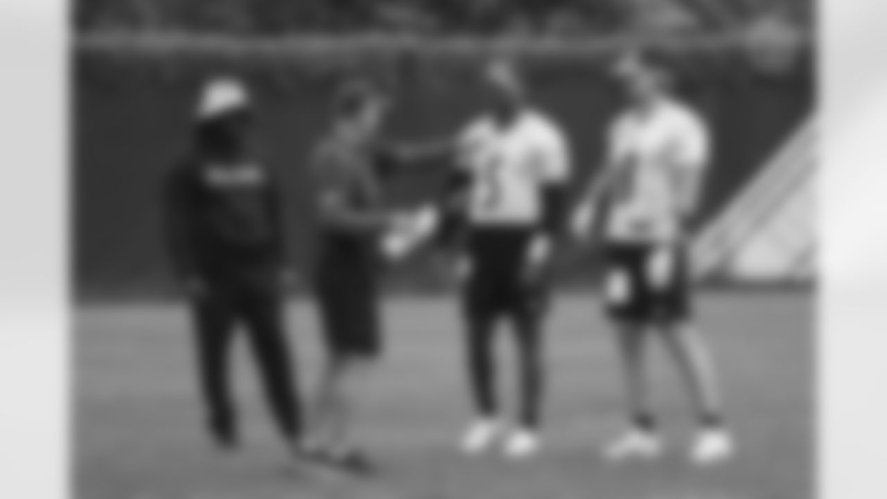 Pittsburgh Steelers Assistant Quarterback Coach David Corley, Pittsburgh Steelers Quarterback Coach Mike Sullivan, Pittsburgh Steelers quarterback Chris Oladokun (5) and Pittsburgh Steelers quarterback Kenny Pickett (8) practice at the UPMC Rooney Sports Complex during rookie minicamp, Friday, May 13, 2022 in Pittsburgh, PA. (Karl Roser / Pittsburgh Steelers)