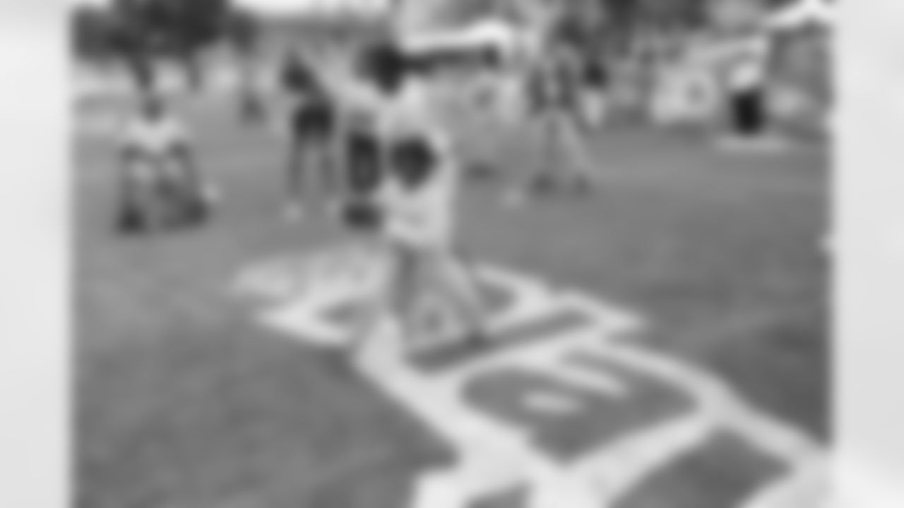 09_NFL_Clinic_Fans
