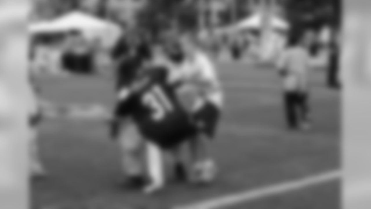 09_NFL_Clinic_Fans