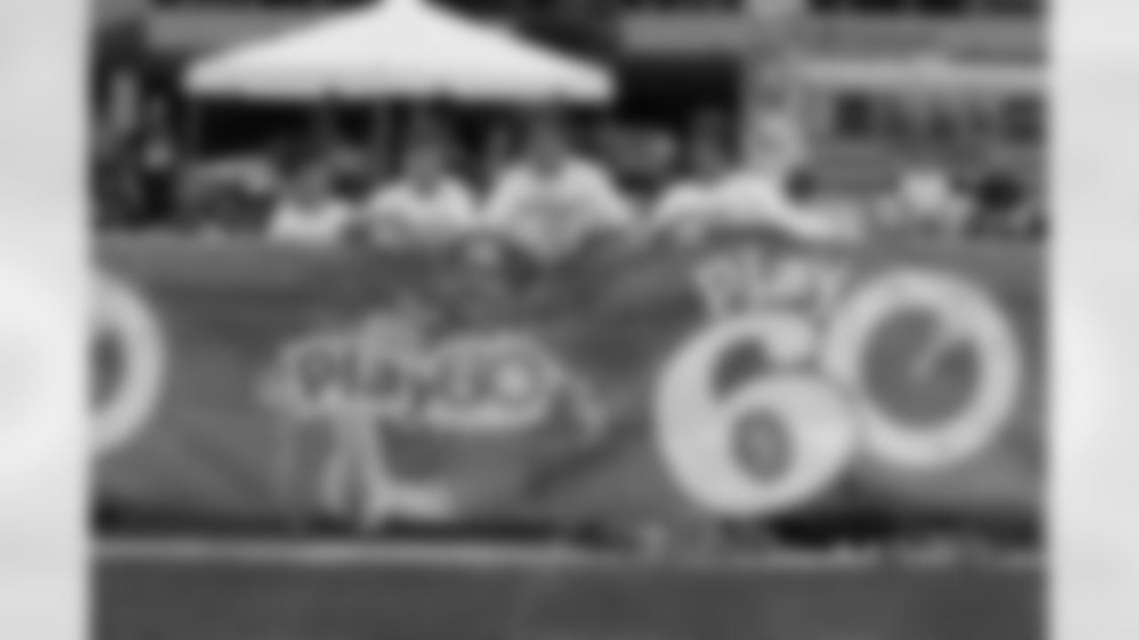 09_NFL_Clinic_Fans