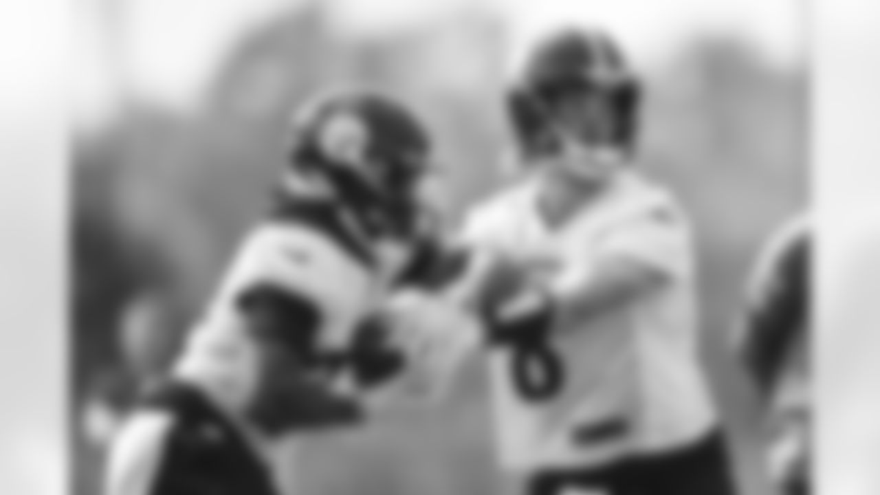 Pittsburgh Steelers quarterback Kenny Pickett (8) and Pittsburgh Steelers running back Jason Huntley (38) participate in the Organized Team Activities (OTAs), Tuesday May 23, 2023 at the UPMC Rooney Sports Complex. (Abigail Dean / Pittsburgh Steelers)