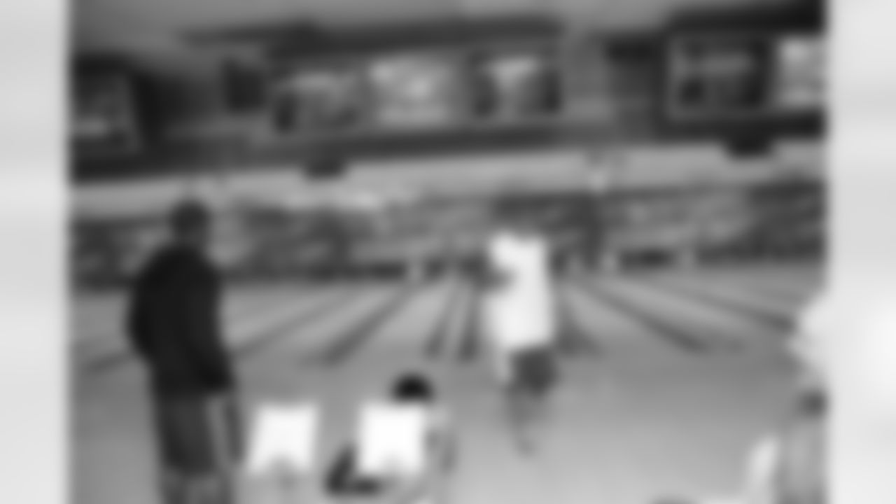 2010_steelers_team_bowling_001