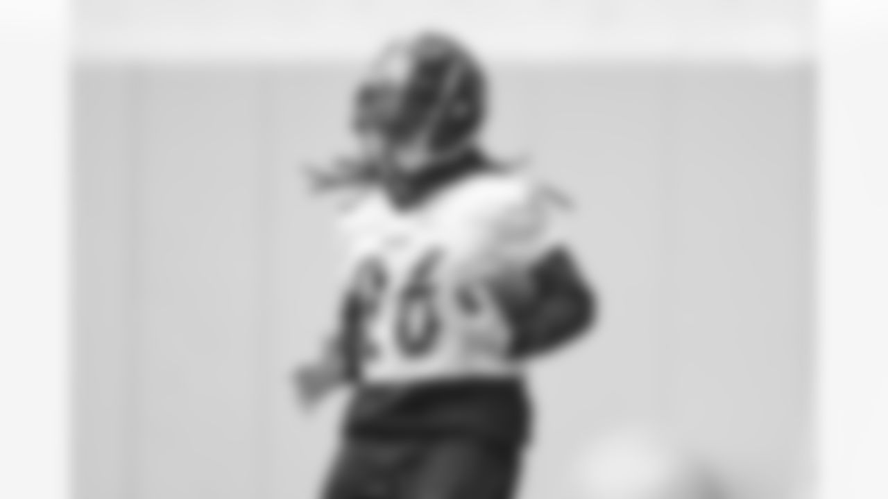 Pittsburgh Steelers running back Anthony McFarland (26) during practice at the UPMC Rooney Sports Complex preparing for a Week 17 matchup against the Baltimore Ravens Wednesday, Dec. 28, 2022 in Pittsburgh, PA. (Abigail Dean / Pittsburgh Steelers)