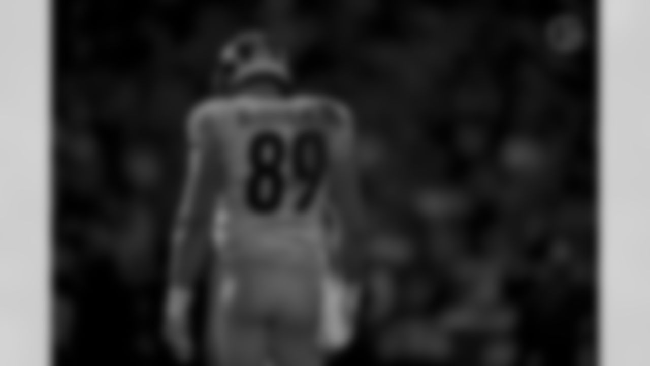Pittsburgh Steelers tight end Vance McDonald (89) retires