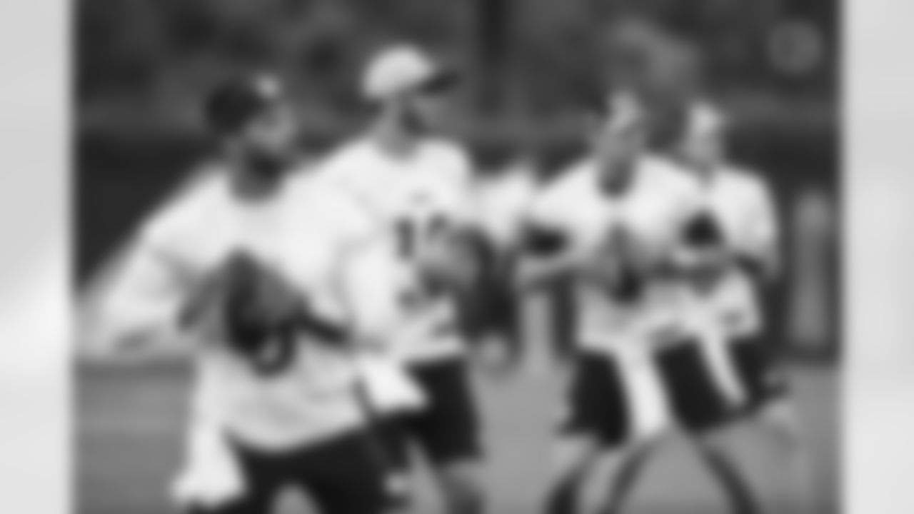 Pittsburgh Steelers quarterback Mitch Trubisky (10) practices at the UPMC Rooney Sports Complex during the 2022 minicamp, Thursday June 9, 2022. (Karl Roser / Pittsburgh Steelers)
