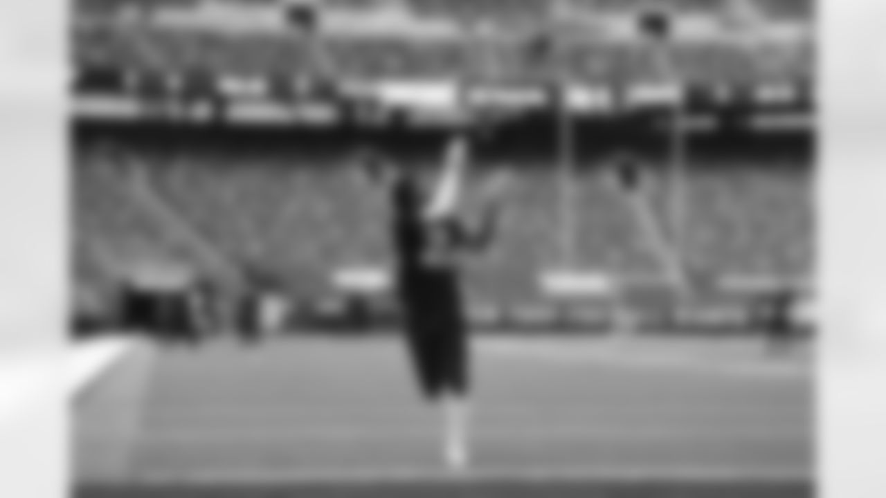 The Pittsburgh Steelers warm up before a regular season game between the Pittsburgh Steelers and the New York Giants, Monday, Sept. 14, 2020 in East Rutherford, NJ. (Karl Roser / Pittsburgh Steelers)