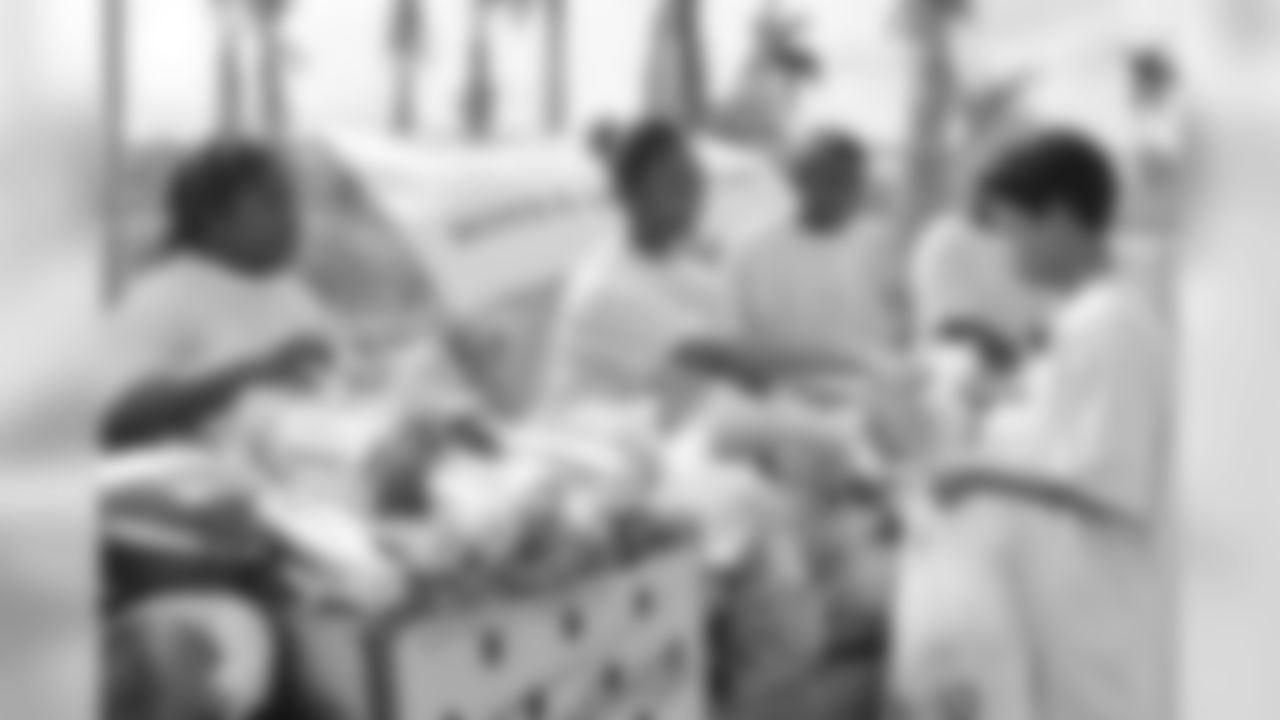 09_Holmes_Thanksgiving_TurkeyGiveaway