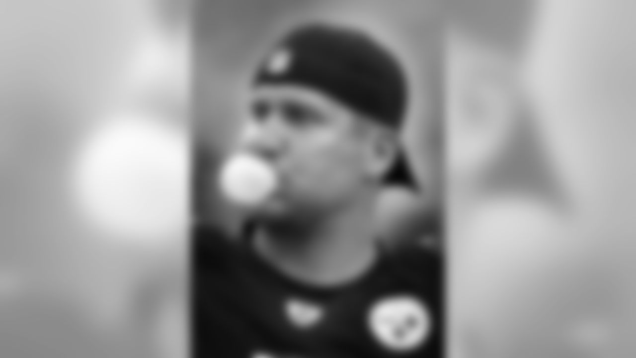 Pittsburgh Steelers quarterback Ben Roethlisberger blows a bubble gum bubble as he walks through warmups before the NFL preseason football game against the Detroit Lions in Pittsburgh, Saturday, Aug. 14, 2010. (AP Photo/Keith Srakocic)