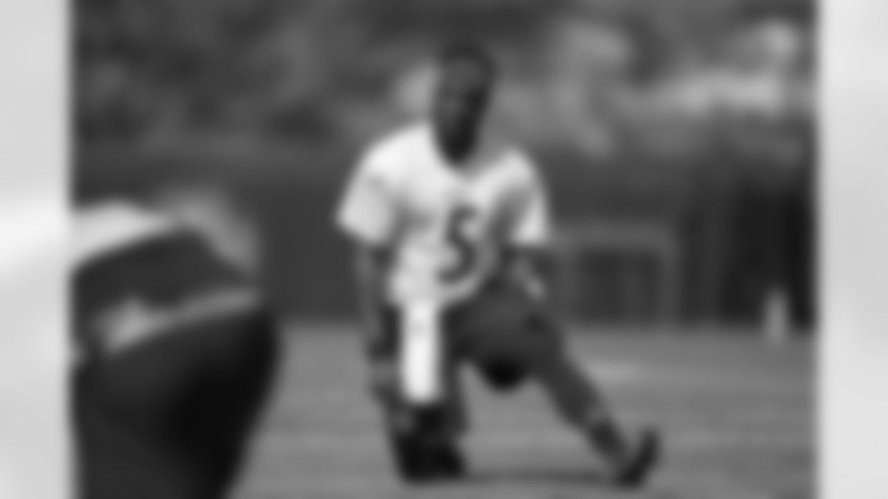 Pittsburgh Steelers quarterback Bryce Perkins (5) participates in the Steelers rookie minicamp at the UPMC Rooney Sports Complex, Sunday, May 14, 2023 in Pittsburgh, PA. (Karl Roser / Pittsburgh Steelers)