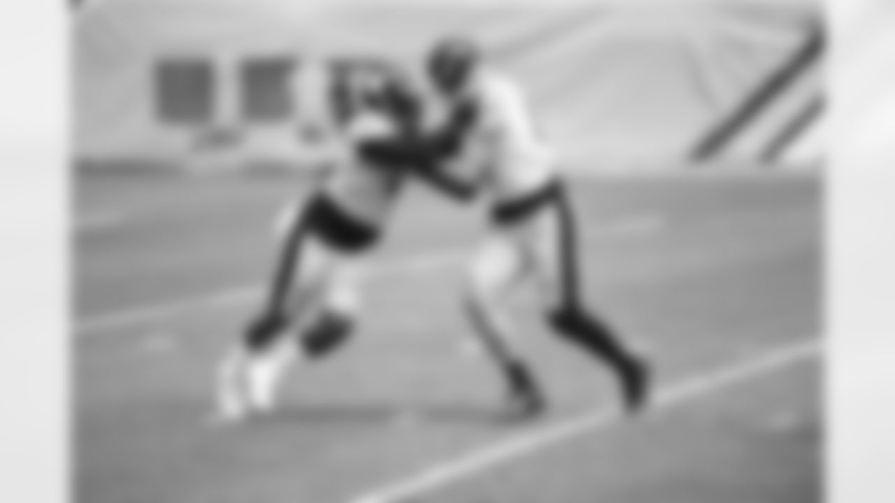 Pittsburgh Steelers linebacker Melvin Ingram III (8) and Pittsburgh Steelers tight end Zach Gentry (81) train at Heinz Field during the 2021 Steelers Camp, Monday, Aug. 2, 2021 in Pittsburgh, PA. (Caitlyn Epes / Pittsburgh Steelers)