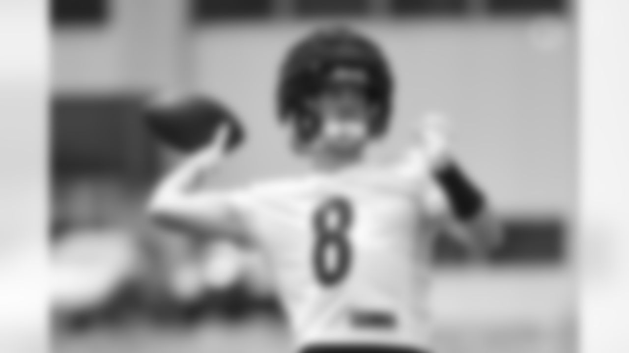 Pittsburgh Steelers quarterback Kenny Pickett (8) participates in the Organized Team Activities (OTAs), Thursday June 9, 2022 at the UPMC Rooney Sports Complex. (Abigail Dean / Pittsburgh Steelers)