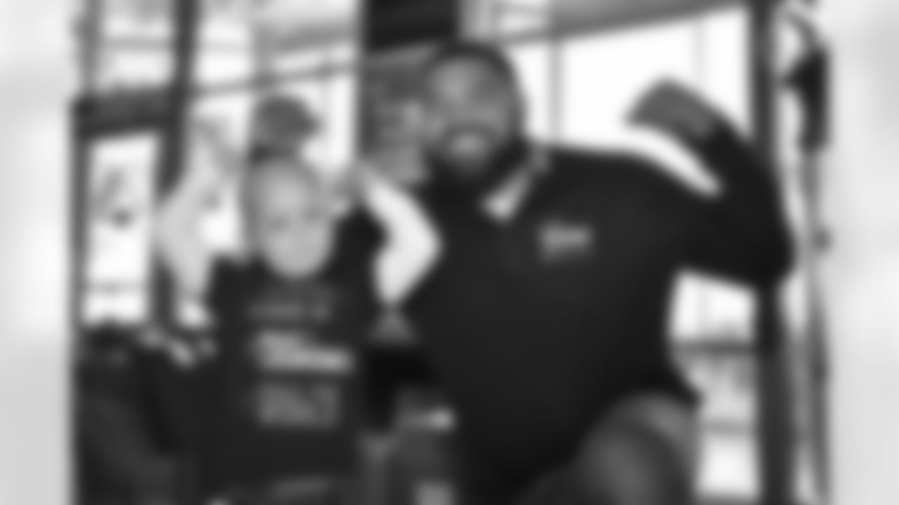 Pittsburgh Steelers defensive tackle Cameron Heyward (97) serving the Pittsburgh community.