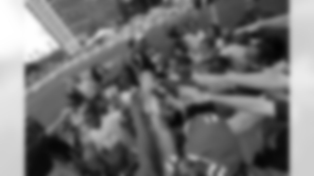 09_NFL_Clinic_Fans