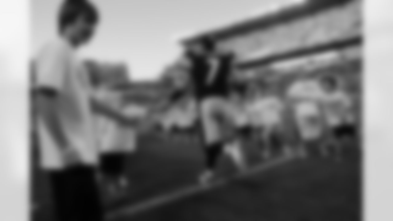 Ben Roethlisberger runs through line up of youth football players